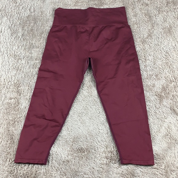 Fabletics High-Wasit Seamless Capris - Picture 2 of 8